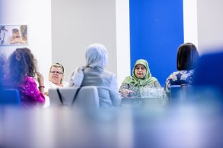 Eine Gruppe türkischer Frauen in einem Seniorenheim in Oberhausen, NRW. Sie sitzen gemeinsam an einem Tisch. Manche der Frauen tragen ein Kopftuch. 