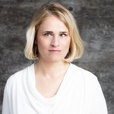 Das Portraitfoto zeigt VdK-Präsidentin Verena Bentele vor einem grauen Hintergrund.