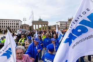 Teilnehmende der Demo des VdK Berlin-Brandenburg vor dem Brandenburger Tor am 5. Mai 2023