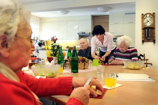 Bewohnnerinnen einer Senioren-WG im Johanniter-Stift in Gelsenkirchen sitzen gemeinsam an einem Tisch. 