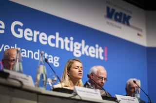 Podium beim VdK-Bundesverbandstag 2023, in der Mitte sitzt VdK-Präsidentin Verena Bentele