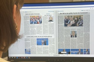 Jemand sieht sich die VdK-Zeitung auf dem Bildschirm an.