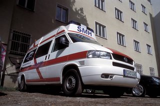 Ein Krankentransporter, der aus einem Blickwinkel schräg von unten fotografiert ist. 