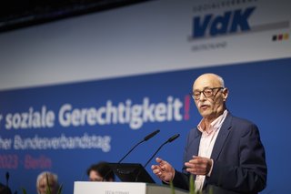 Horst Vöge am Rednerpult. 