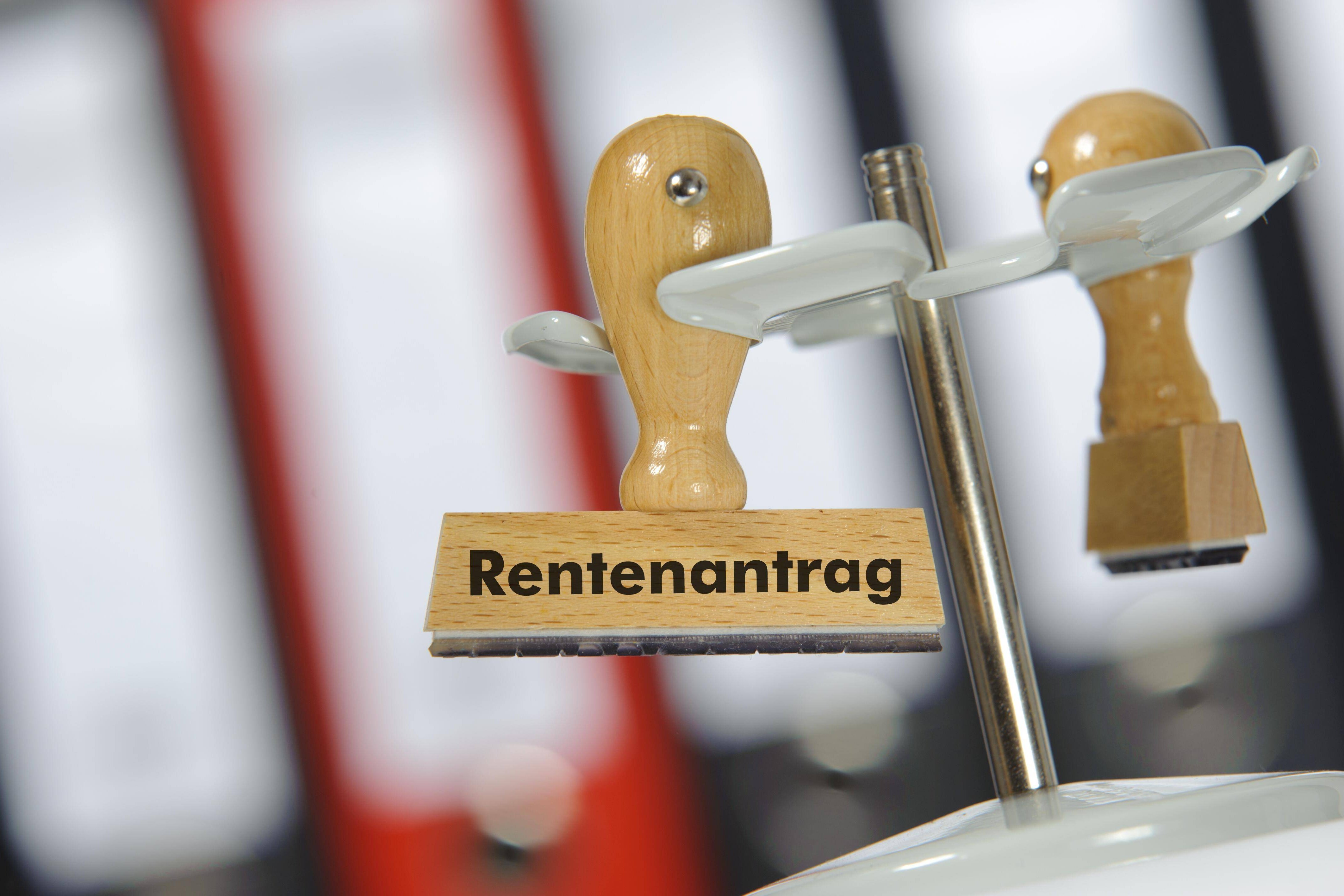 Foto eines Stempelhalters mit Stempel "Rentenantrag".