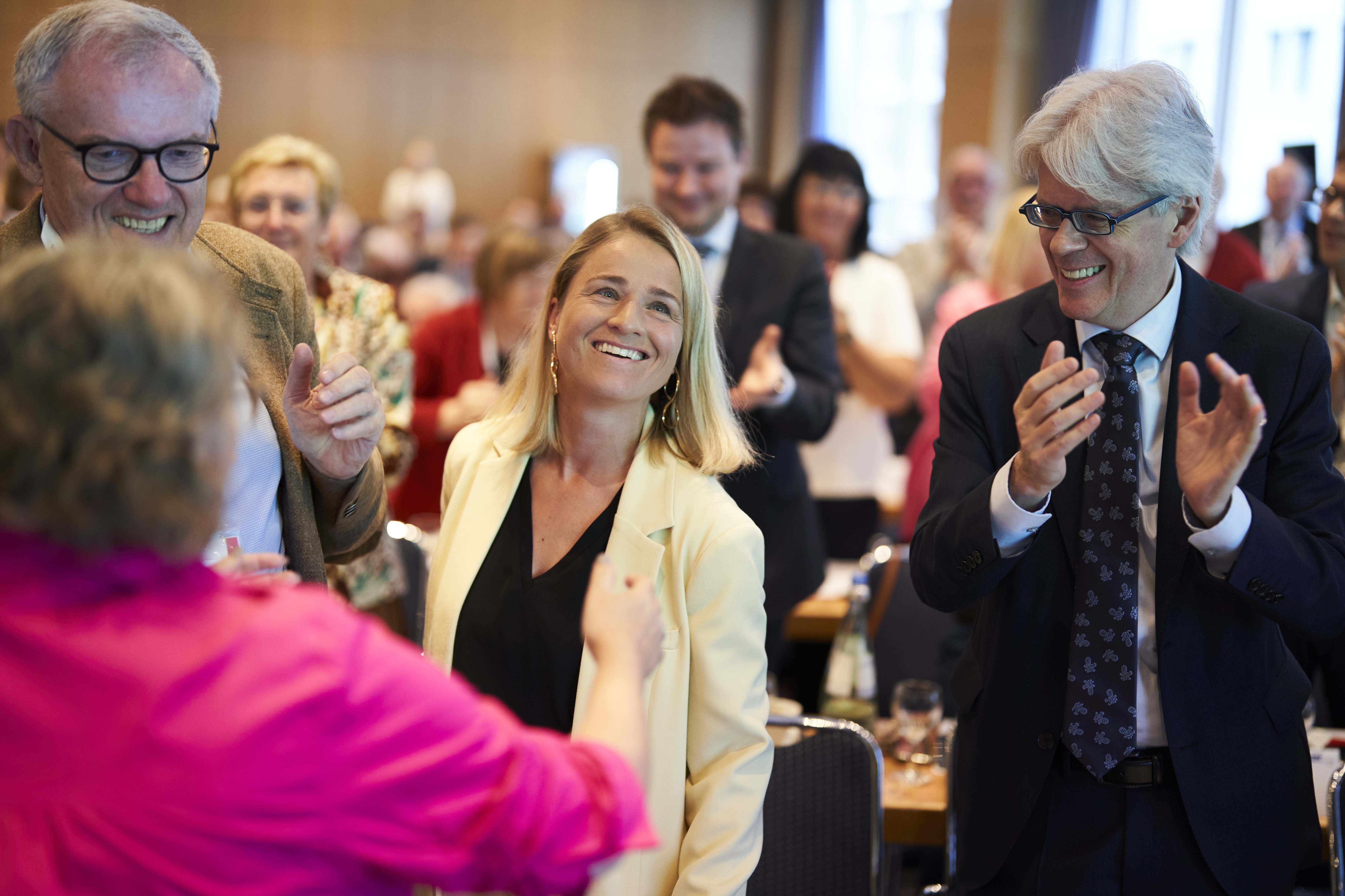 Verena Bentele nach ihrer Wahl zur Präsidentin, sie lacht, erhält Gratulationen von den Umstehenden.