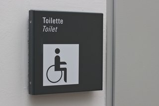 Schild für eine Behindertentoilette