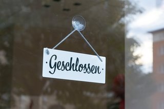 Schild mit der Aufschrift "Geschlossen" an eienr Eingangstür