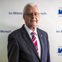Werner Raab vor der VdK-Pressewand