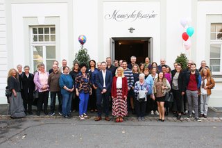 Auf dem Foto sieht man VdK-Landesvorsitzende Verena Bentele, Dimetria-Geschäftsführer Matthias Otto und Dimetria-Prokuristin Gabriele Fendl (vorne in der Mitte, von rechts) mit Mitarbeiterinnen und Mitarbeitern der Dimetria.