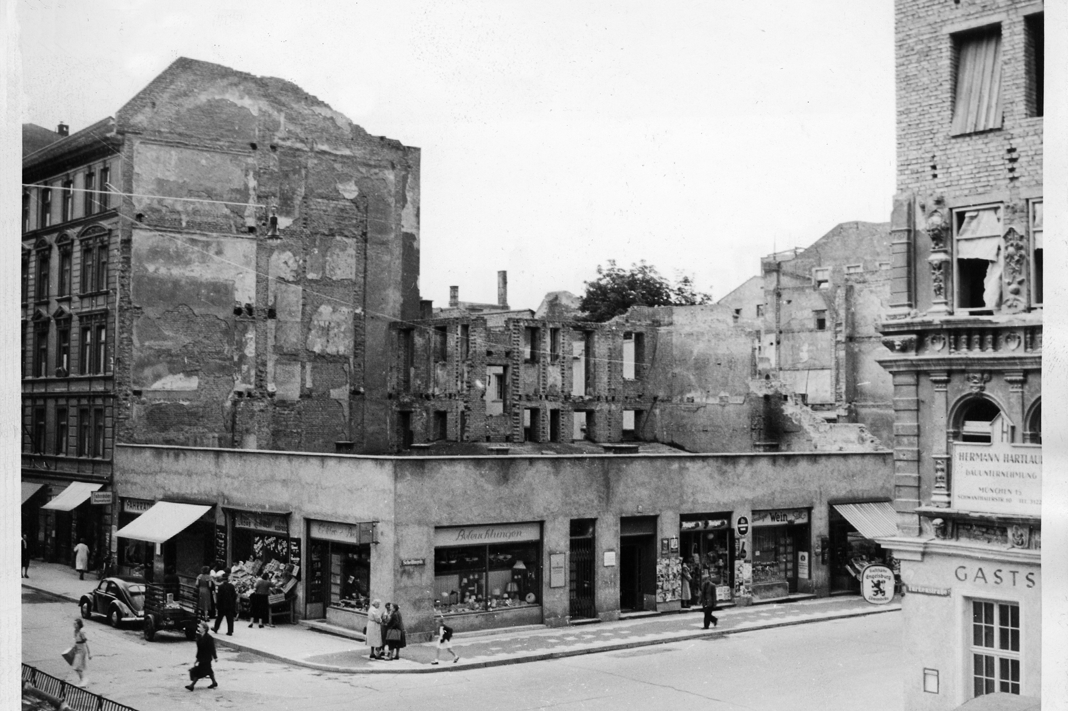 Auf dem Foto sieht man ein altes, kaputtes Gebäude in schwarz-weiß von 1945/1946.