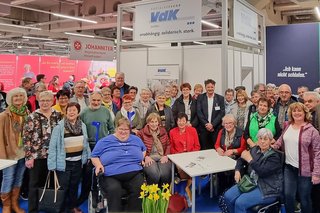 Große Reisegruppe des VdK Kreisverbands Hof am VdK Stand