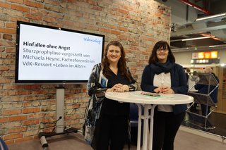 Das Foto zeigt Michaela Heyne und Susanne Sickert vor ihrem Vortrag auf der Inviva am Nürnberger Messegelände.