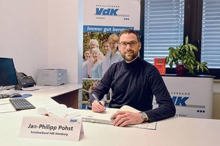 Jan-Philipp Pohst im Büro der VdK Landesgeschäftsstelle Hamburg.