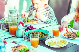 Vater, Tochter und Sohn beim Mittagessen.