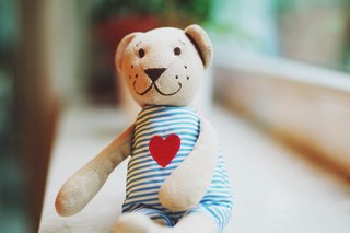 Teddy mit rotem Herz auf dem Bauch