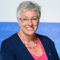 Porträtfoto von Birgit Becker mit VdK-Logo