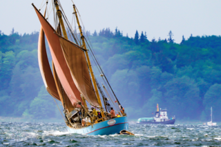 Ein Segelschiff auf dem Wasser