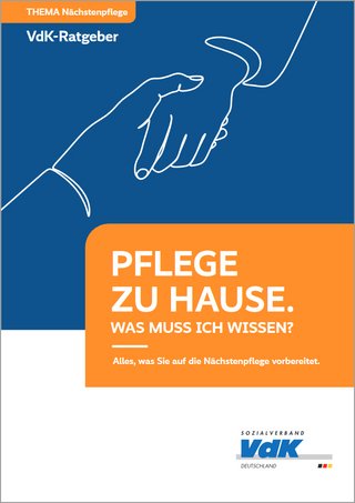 Deckblatt VdK Pflegeratgeber: Zwei Hände vor blauem Hintegrund halten einander fest 