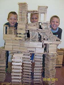 Kinder zeigen ihre gebauten Gebäude