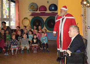 Nikolaus, Kinder und Uwe Adamczyk (vorn) in einem Turnraum