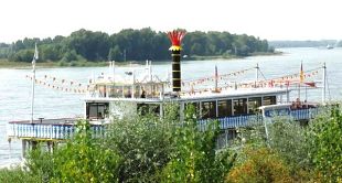 Die "River-Lady" am Schiffsanleger-Wesel