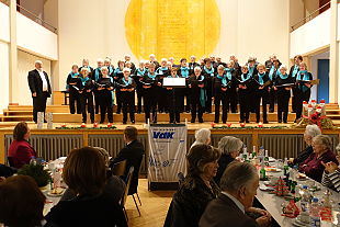 Der Oberesslinger Chor bei seinem Auftritt mit mehr als 40 Sängerinnen und Sängern auf der Bühne