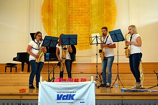 Die Musikband Saxolics spielen mit ihren Saxophonen auf der Bühne (3 Frauen, 1 Mann)