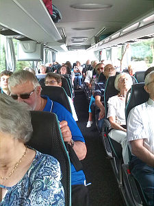Passagiere im Bus auf ihren Sitzen
