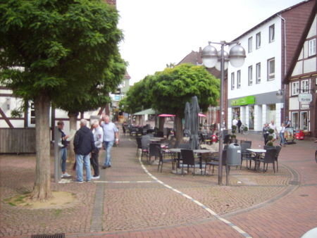 Vor dem Innenstadtcafe - Duftstele Fichtennadel