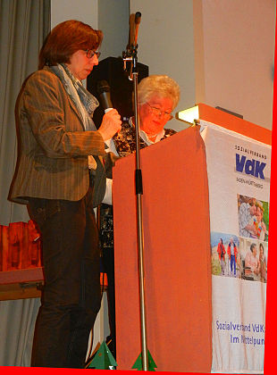 Jutta Weinmann und Christel Berghöfer beim Vortrag