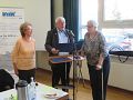 Gerhard Miller ehrt Maria Schelle und Rosemarie Faustmann - beide erhalten die Ehrennadel in Gold für ihre langjährige Mitarbeit im Vorstand