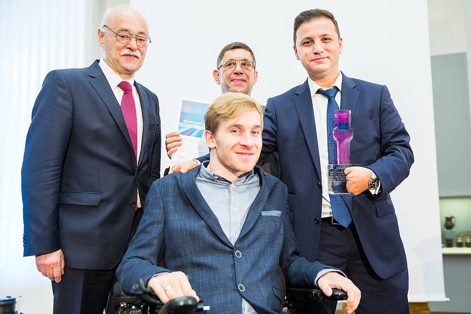 Siegerfoto mit Horst Vöge (VdK-Landesvorsitzender), Samuel Koch (vilmA-Schirmherr), Guido Konrad (Laudator) und Irfan Özsoy.