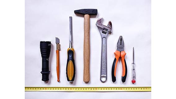 Werkzeuge nebeneinander in Reihe gelegt