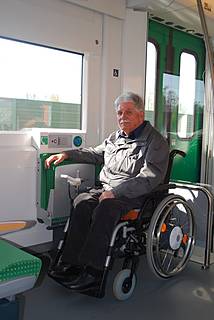 Rollstuhlfahren im neuen Zug