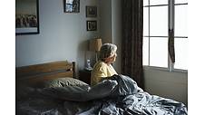 Foto einer älteren Frau auf dem Bett