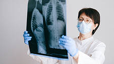 Foto einer Ärztin mit einer Röntgenaufnahme