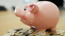 Foto eines Sparschweins mit Geldmünzen