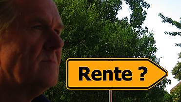 Symbolfoto: Ein Schild mit der Aufschrift "Rente?", im Vordergrund ein Senior im Halbprofil