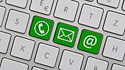 Symbolfoto: eine PC-Tastatur mit Symbolen für E-Mail, Telefon und Brief