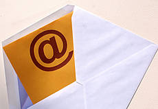 Symbolfoto: Ein Briefumschlag mit einem großen @-Zeichen darin.