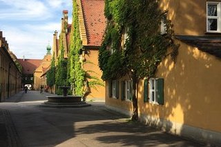 Zeigt eine Gasse in der Fuggerei