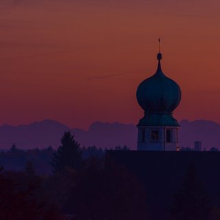 Blick über Hadern und die Pfarrkirche St. Canisius