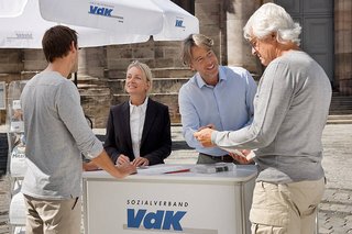 Infostand mit vier Personen