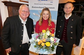Die bekannte heimische Sängerin Stefanie Hertel ist das 15.000. Mitglied im VdK-Kreisverband Traunstein. Der VdK-Kreisvorsitzende Franz Heuberger (links) und Kreisgeschäftsführer Bernhard Oberauer besuchten sie im Achtental und freuten sich mit ihr.
