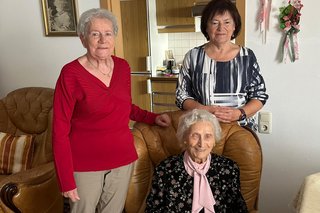 Die Vorstandschaft gratuliert der Jubilarin Ingeborg Baselli zum 95. Geburtstag