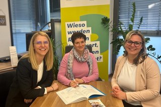 Doris Ortner VdK-Kreisgeschäftsführerin Kreisverband Passau (links) Christine Mader VdK-Wohnberatung (Mitte) Julia Rehm VdK-Kreisgeschäftsführerin Kreisverband Vilshofen (rechts)