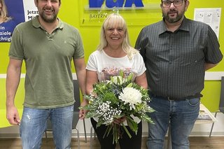 Mit einem Willkommensblumenstrauß begrüßten Kreisgeschäftsführer Steve Metz zusammen mit dem Kreisvorsitzenden Michael Schwarz am 13.09.2023 das 15.000 Mitglied des Kreisverbandes Schweinfurt persönlich in der Geschäftsstelle in Schweinfurt.© 15.000 Mitglied VdK Kreisgeschäftsstelle Schweinfurt