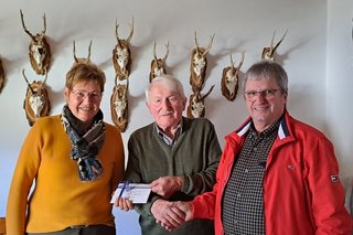 Auf dem Bild von links sehen sie Maria Haumeier,Jubilar Max Ingerl,und Alfred Toso