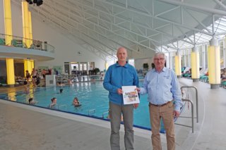 Sibyllenbad-Leiter Geiger (rechts) und VdK-Kreisgeschäftsführer Tirschenreuth-Kemnath Thomas Döhler (links) nach der Verlängerung der Kooperationsvereinbarung in der Heilwasser-Badelandschaft